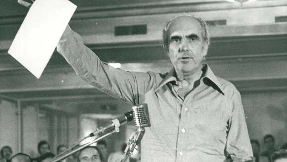 Ο Ανδρέας Παπανδρέου με το κείμενο της ιδρυτικής διακήρυξης του Πανελλήνιου Σοσιαλιστικού Κινήματος, στις 3 Σεπτέμβρη 1974